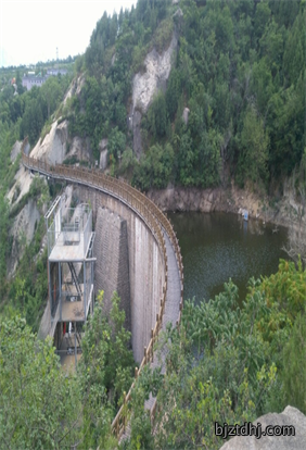 太平洋为凤凰岭河道治理工程输送混凝土