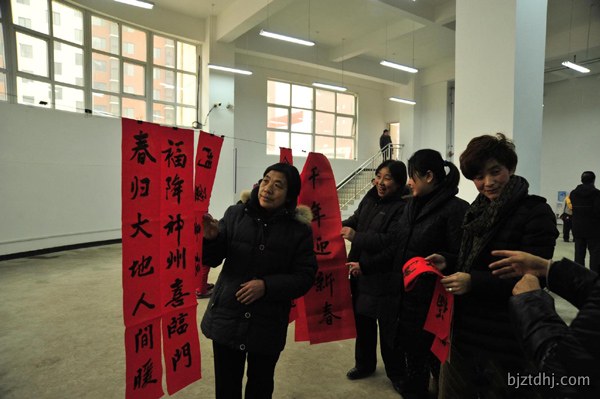 兴昌佳苑回迁小区“赠春联”活动现场